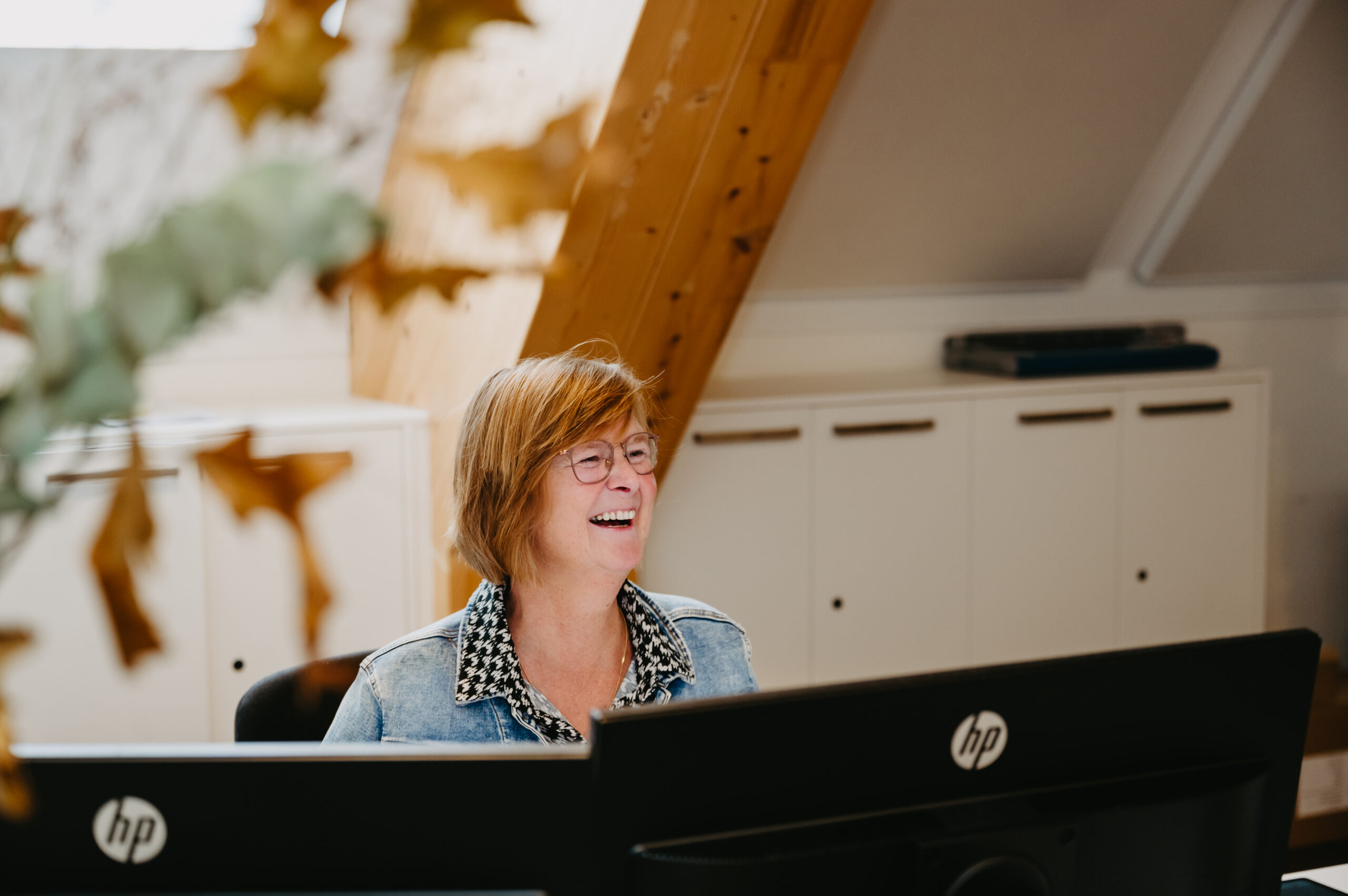 Receptionist van DSV zit achter de balie.